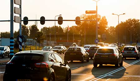 auto's met ondergaande zon