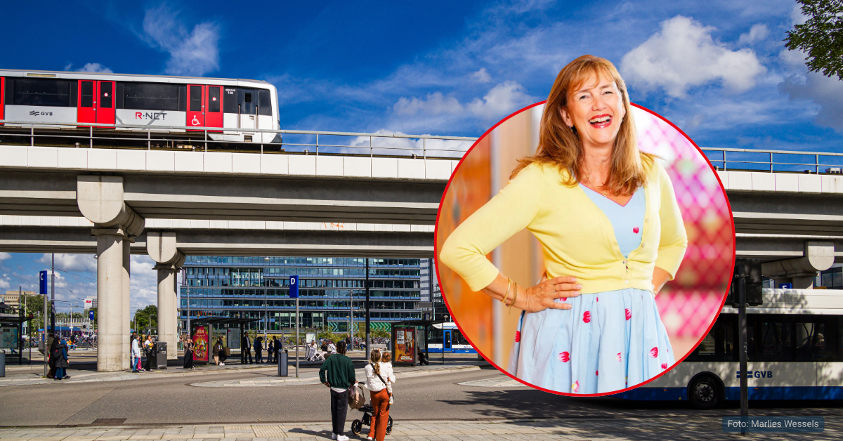 Marja Ruigrok poseert in een uitsnede. Op de achtergrond zijn er bussen en metro's van de GVB zichtbaar.